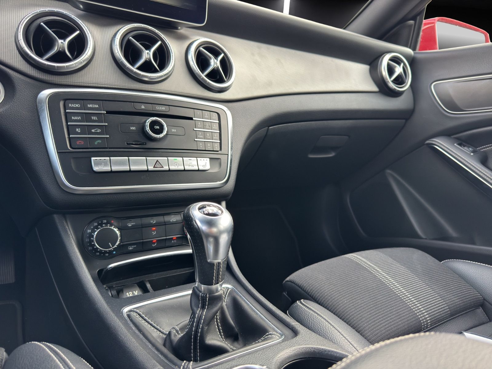 Fahrzeugabbildung Mercedes-Benz CLA 180/Urban/Sportpaket/Keyless Go/Ambiente