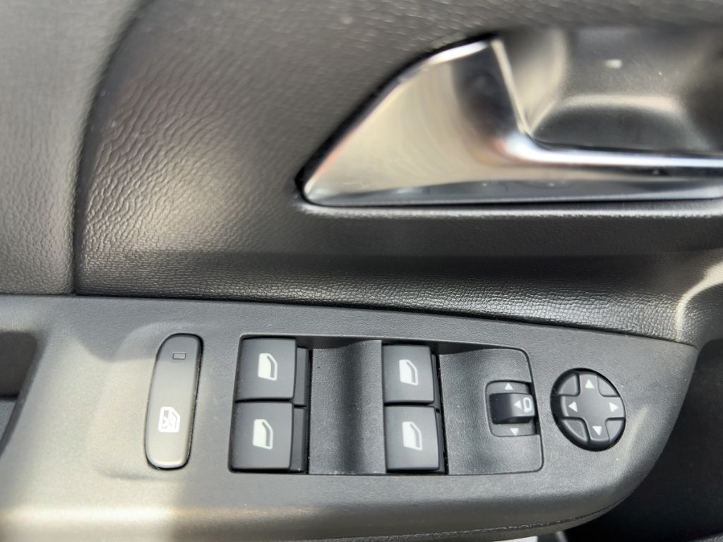 Fahrzeugabbildung Opel Corsa ALLWETTER  RÜCKFAHRK.  SITZHEIZUNG