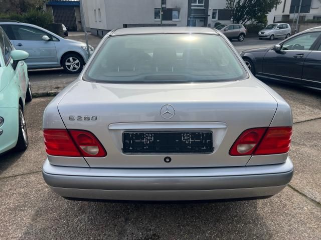 MERCEDES-BENZ E 200 Bild 6