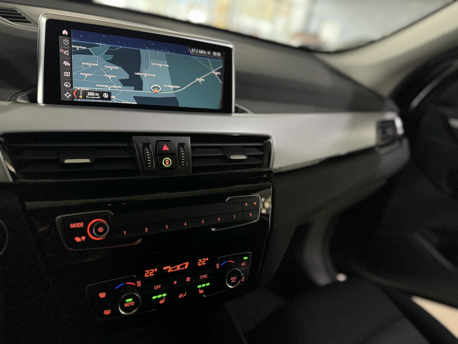 Fahrzeugabbildung BMW X1 sD18i DAB Parkassist Navi Geschwindigkeitsreg