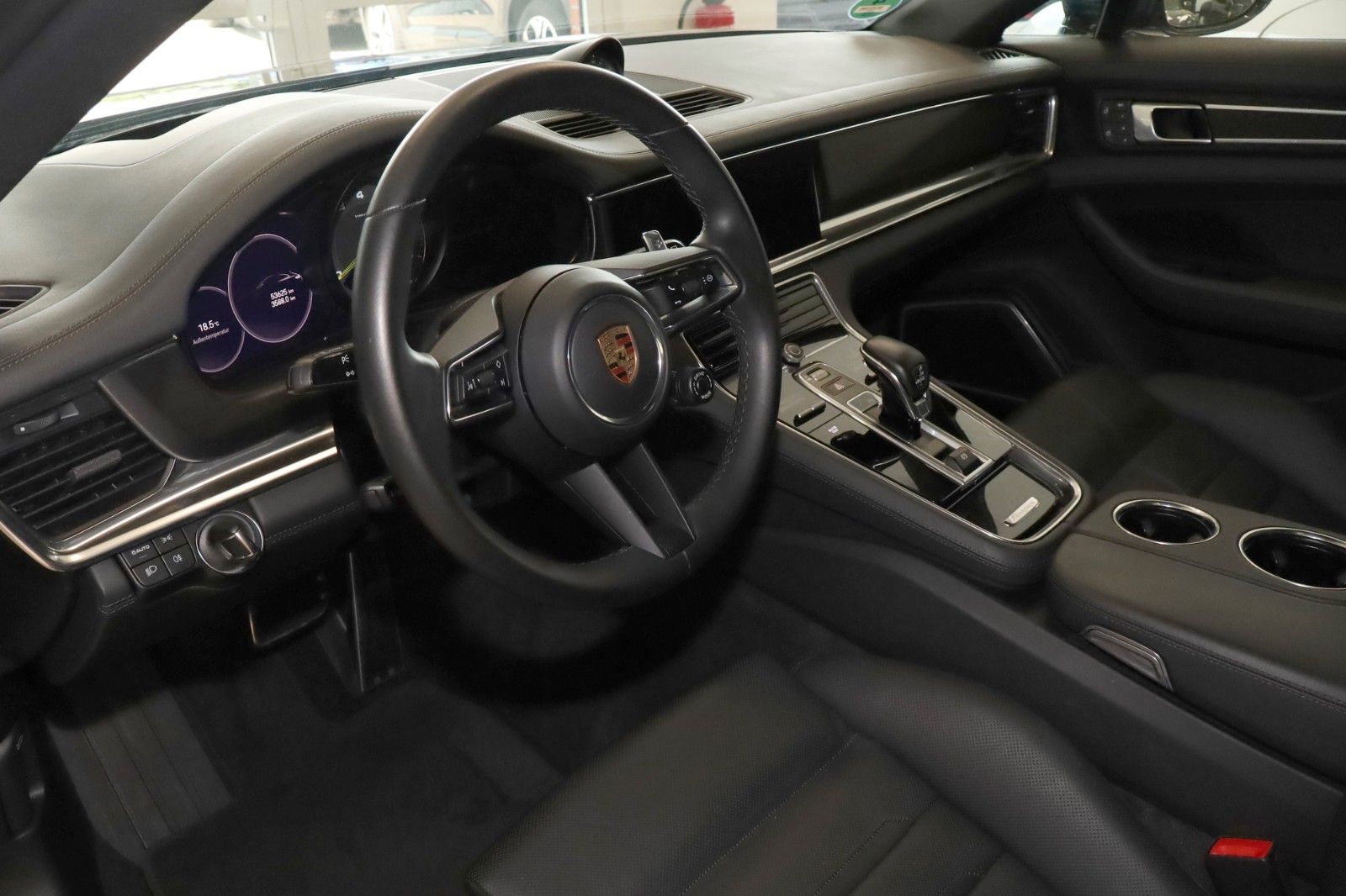 Fahrzeugabbildung Porsche Panamera Sport Turismo 4 E-Hybrid Platinum Edt.