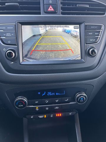 Fahrzeugabbildung Hyundai i20 Automatik+Navi+Kamera+CarPlay+Allw.LM+AHK+BT