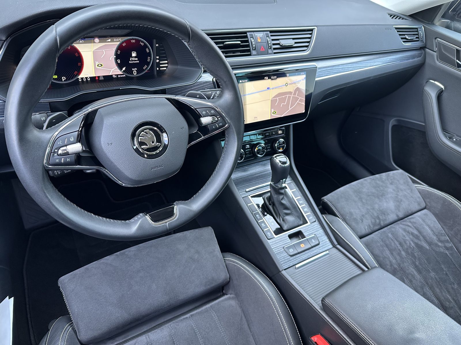 Fahrzeugabbildung SKODA Superb Combi 2.0 TDI DSG Style NAV+LED+360°+ACC