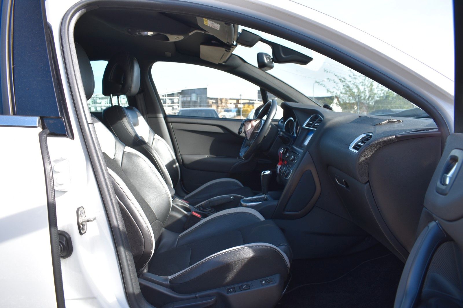 Fahrzeugabbildung Citroën DS4 SoChic