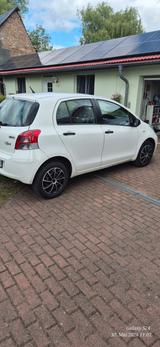 Toyota Yaris 1,0-l-VVT-i Cool Cool - Toyota Yaris mit Benzin-Antrieb: Limousine, mit Klimaanlage, Vvt I