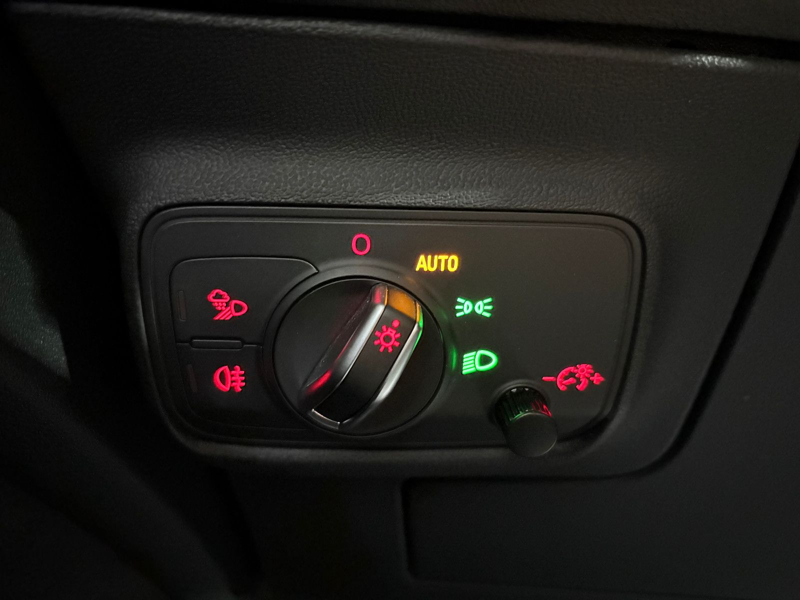 Fahrzeugabbildung Audi TT Coupe 1.8 TFSI/SHZ/NAVI/PDC/ALCANTARA/4-SITZ/