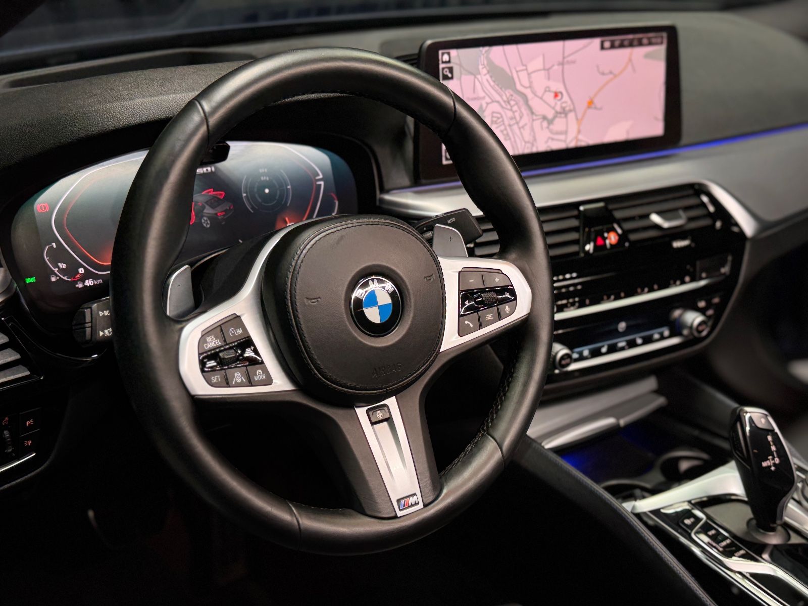 Fahrzeugabbildung BMW M550i Lim. xDrive|LASER|HEAD-UP|AHK|SCHIEBEDACH|