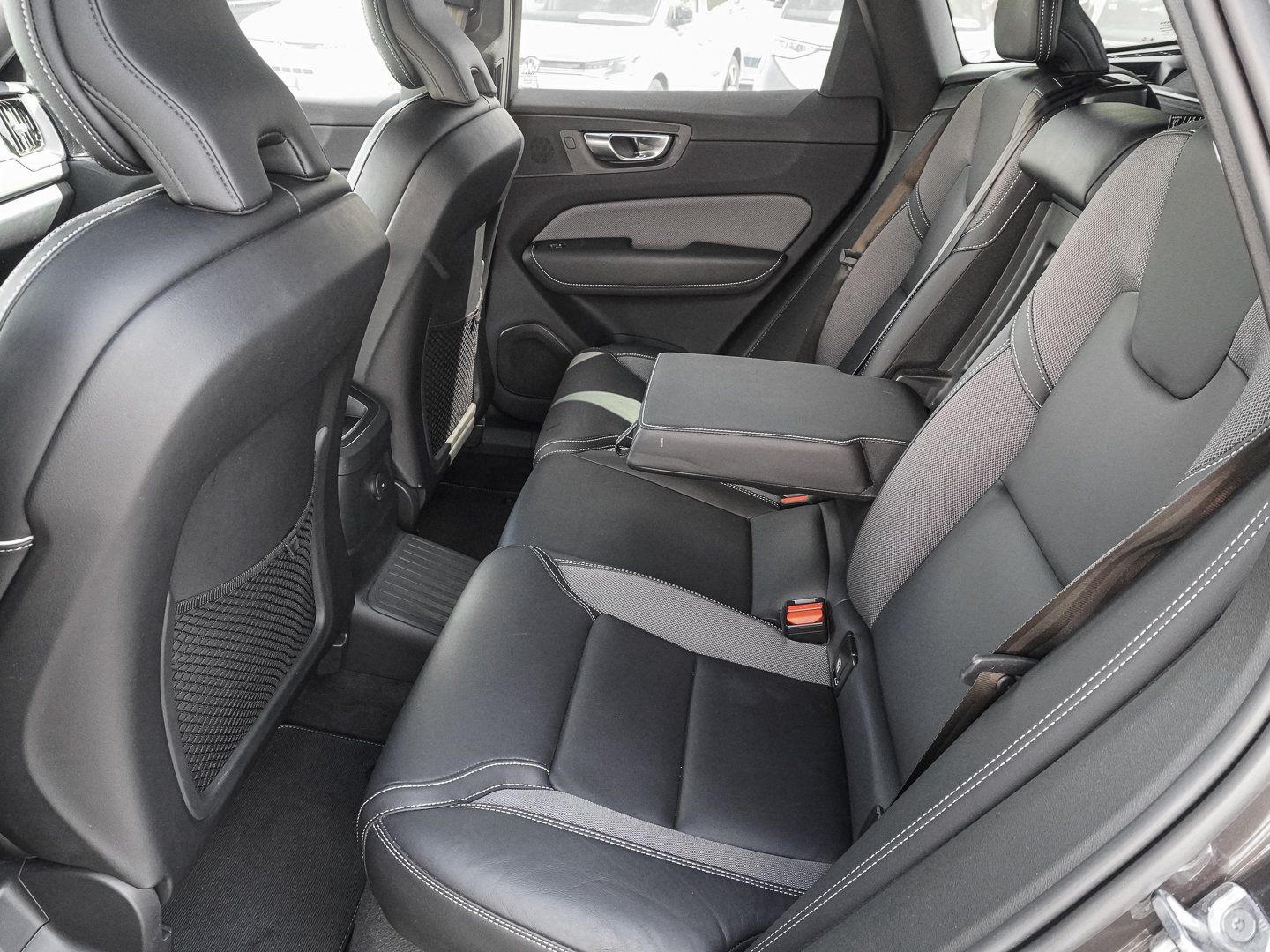 Volvo XC60 T6 AWD R-Design Plug-in Hybrid PANO HUD 360 foto 18