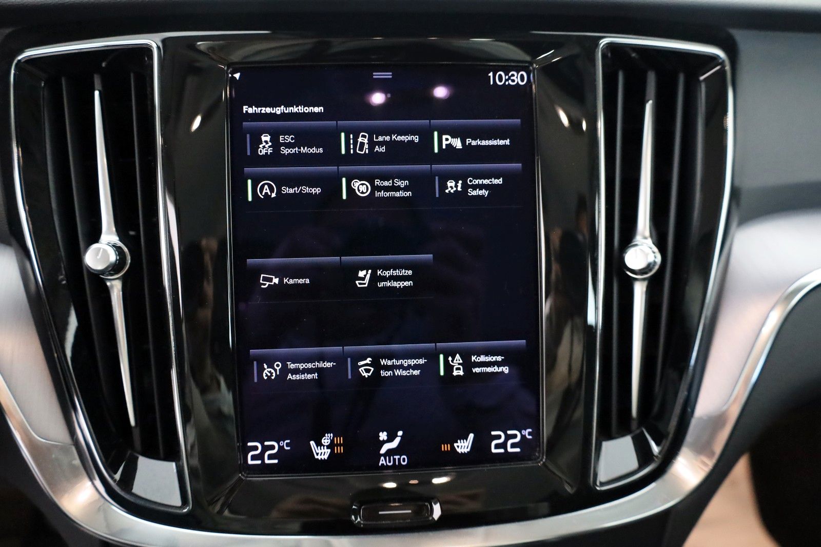 Fahrzeugabbildung Volvo V60 Kombi Momentum Pro Leder,Navi,LED,Kamera,App