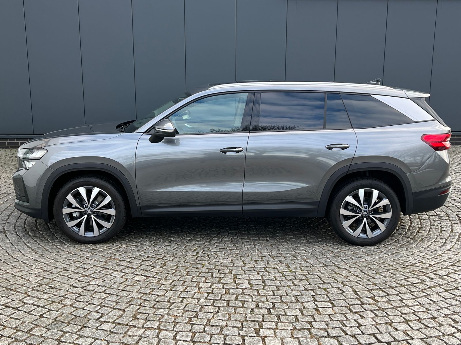 Fahrzeugabbildung SKODA Kodiaq Selection 1.5 TSI mHEV DSG *AHK, LED, Pan
