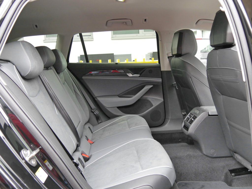 Fahrzeugabbildung Volkswagen Passat Variant 1.5 eTSI AHK Keyless Kamera Navi