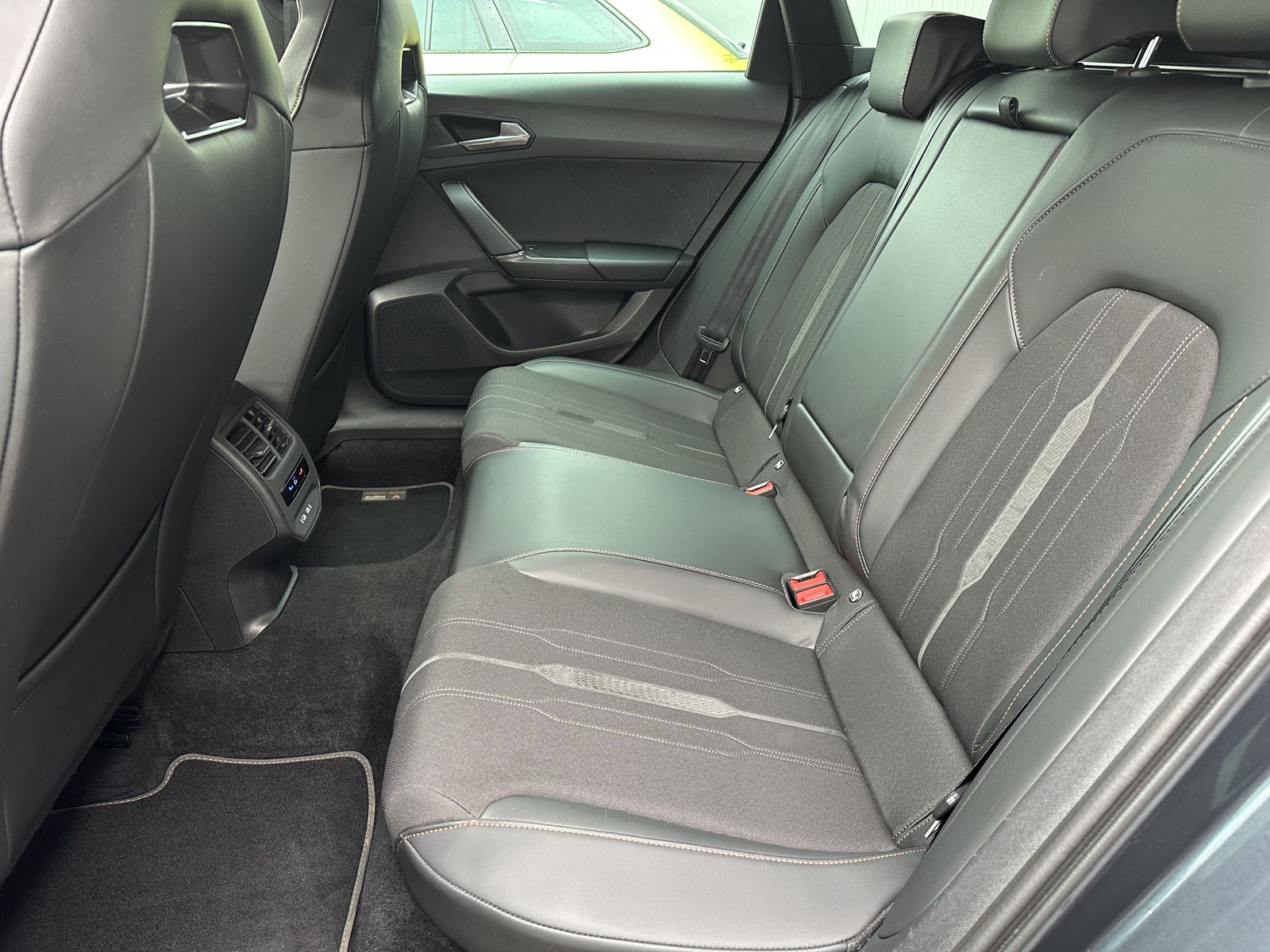 Fahrzeugabbildung CUPRA Leon Sportstourer 1.4 e-Hybrid NAV+LED+VCOCK+AHK