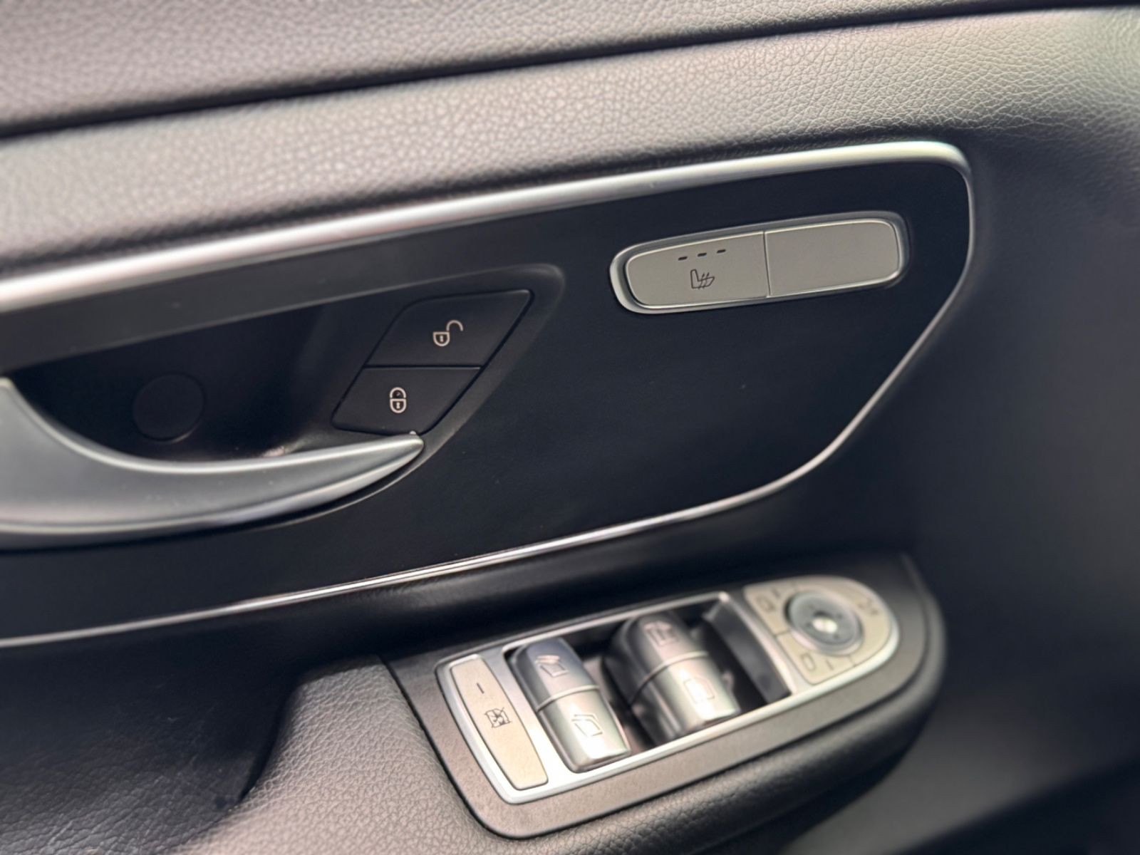 Fahrzeugabbildung Mercedes-Benz V 300d EDITION lang|AMG-LINE|7-SITZER|AHK|NAVI|