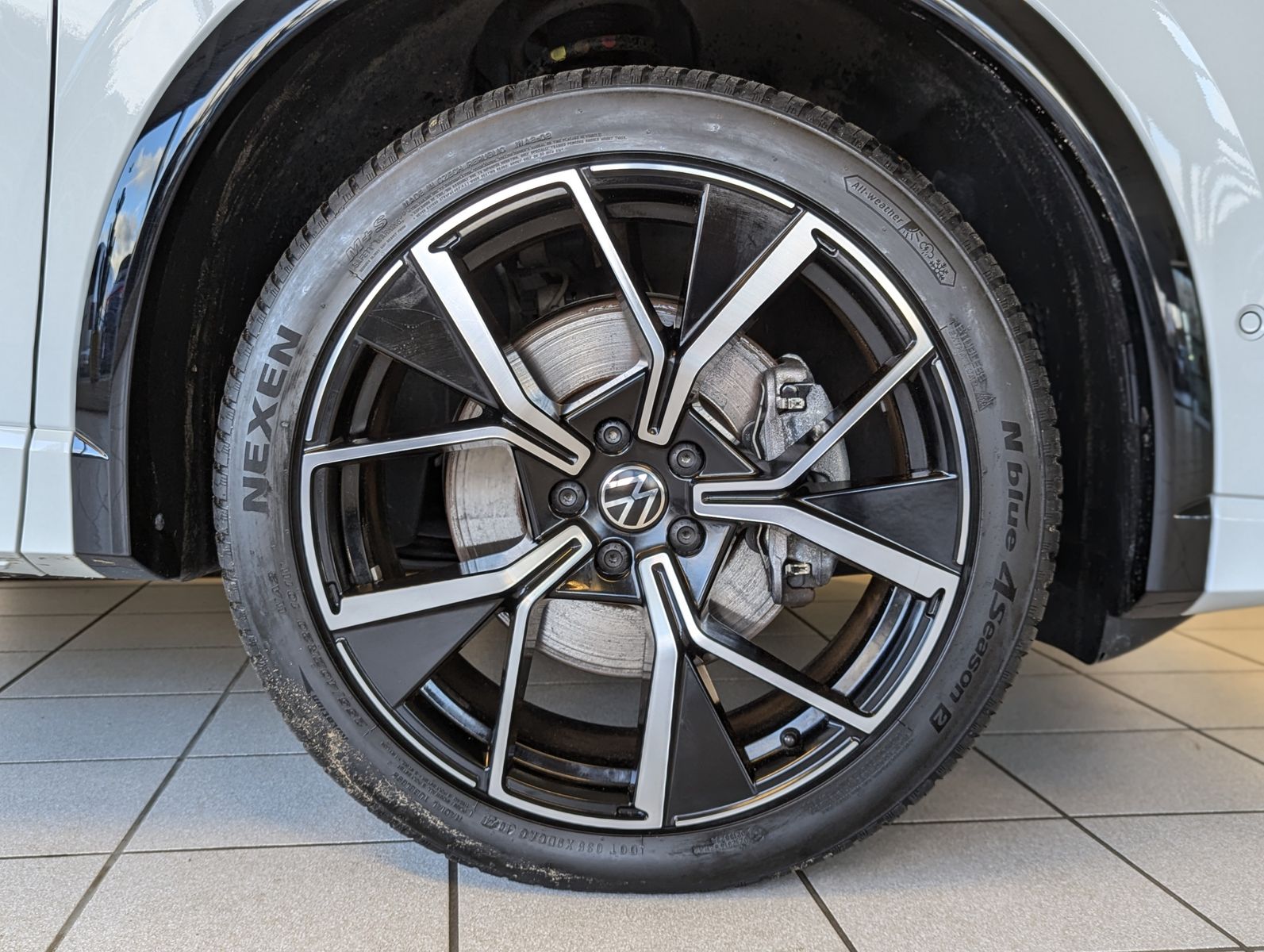 VW Tiguan 2.0TDI R-Line 4M Pano H/K AHK Matrix 20" - Image 10