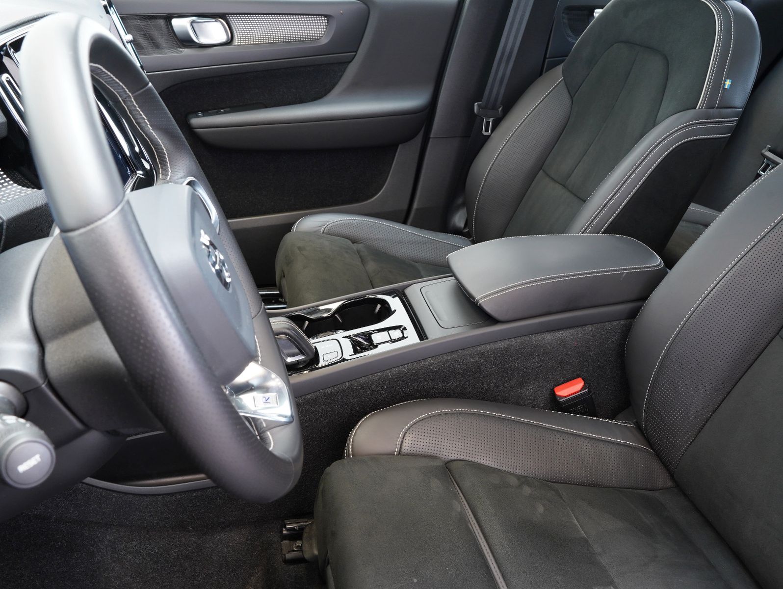 Fahrzeugabbildung Volvo XC40 T3 R Design LED/NAV/KAMERA/PANO