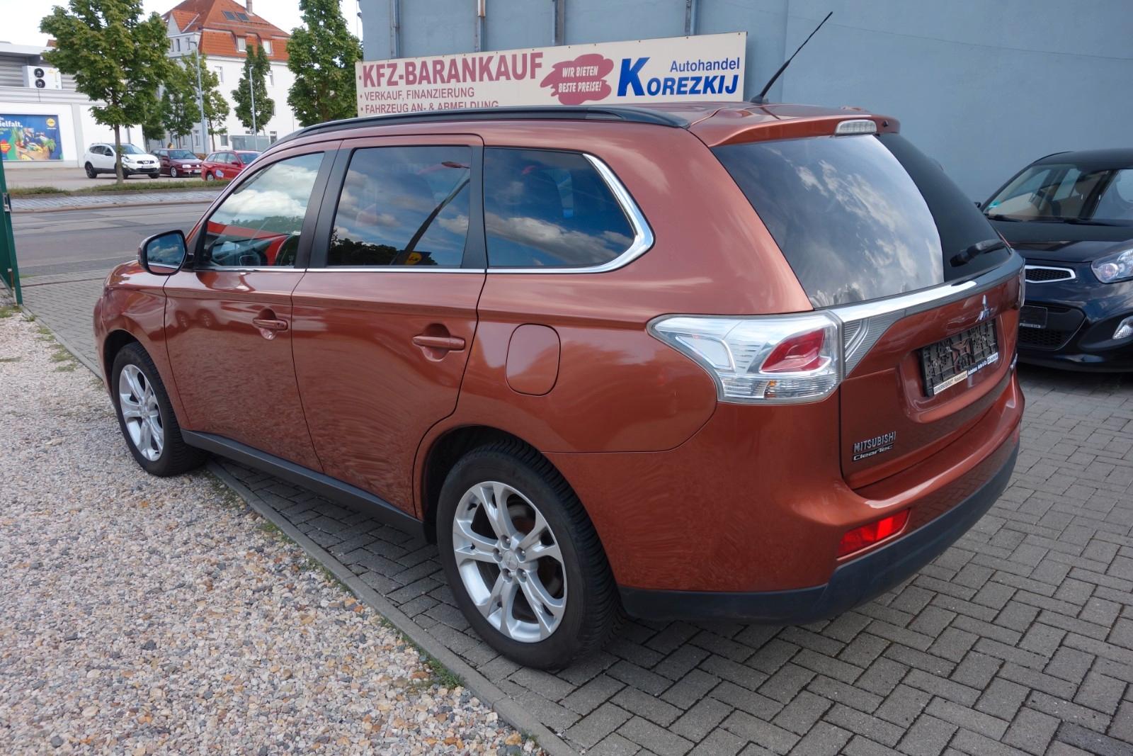Mitsubishi Outlander 2.2 DI-D 150 ch 4WD Instyle • 7 places • Cuir • GPS • Toit ouvrant • Caméra
