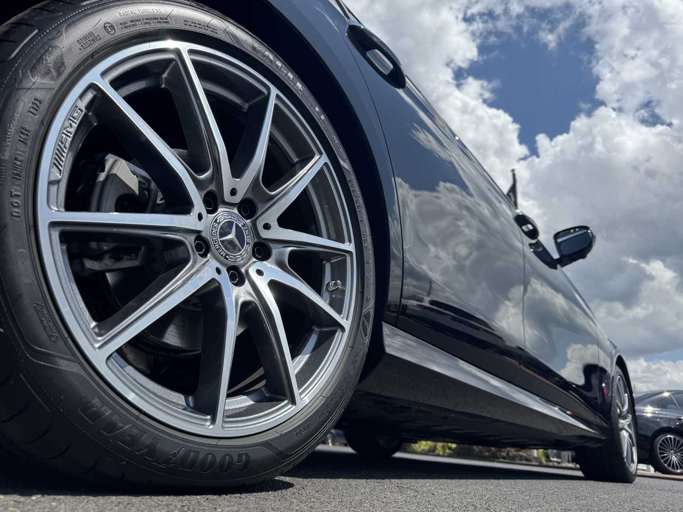 Fahrzeugabbildung Mercedes-Benz E 220d AMG+Pano+Burm+Distr+Memory+AHK+360
