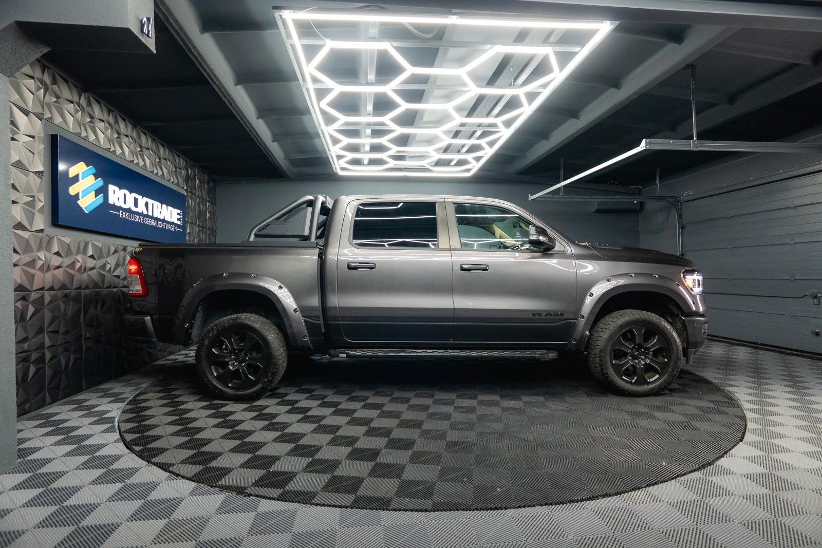 Fahrzeugabbildung Dodge RAM 5.7 V8 HEMI 4x4 OFFROAD Night-Paket *LED*