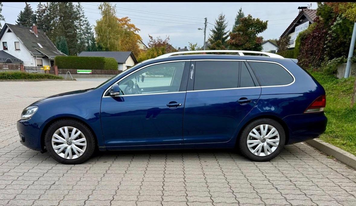 Volkswagen Golf 2011 — rear view