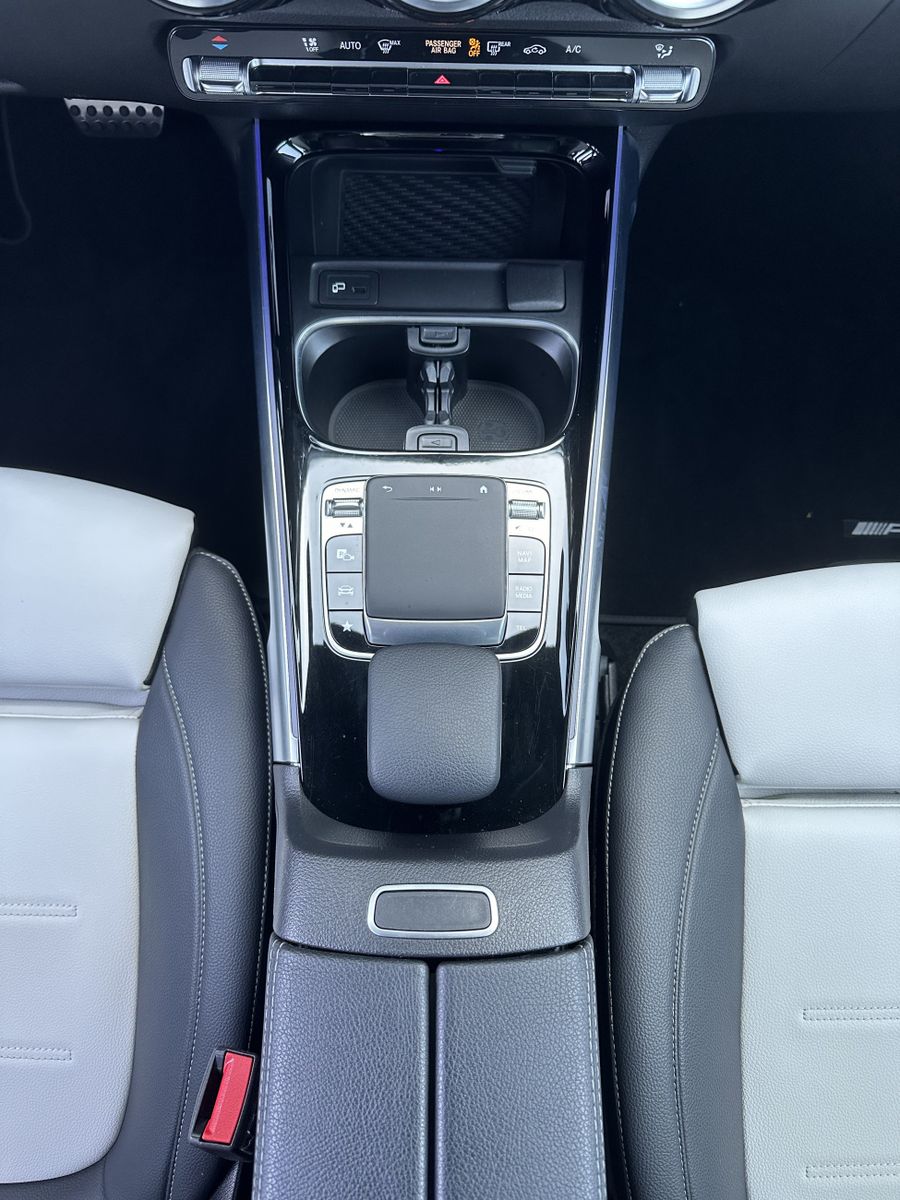 Fahrzeugabbildung Mercedes-Benz GLB 220d AMG Line NAV+KAMERA+19ZOLL+WIDESCREEN