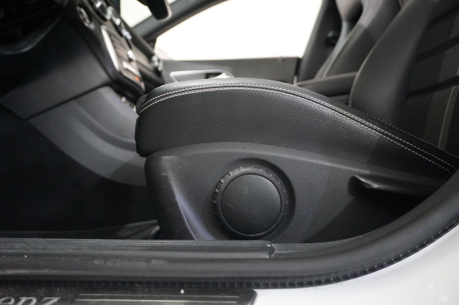 Fahrzeugabbildung Mercedes-Benz CLA 200 SB URBAN 7G-DCT NAVI/LED/PANO./SHZ/SPORT