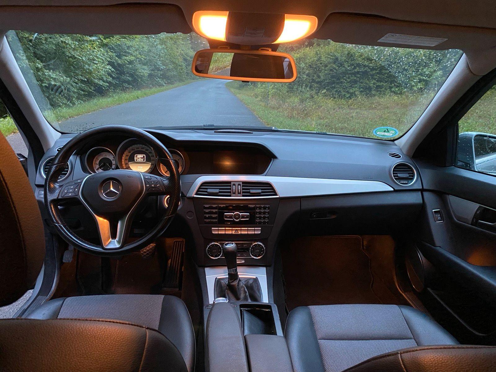 Mercedes-Benz  2011 — photo 10