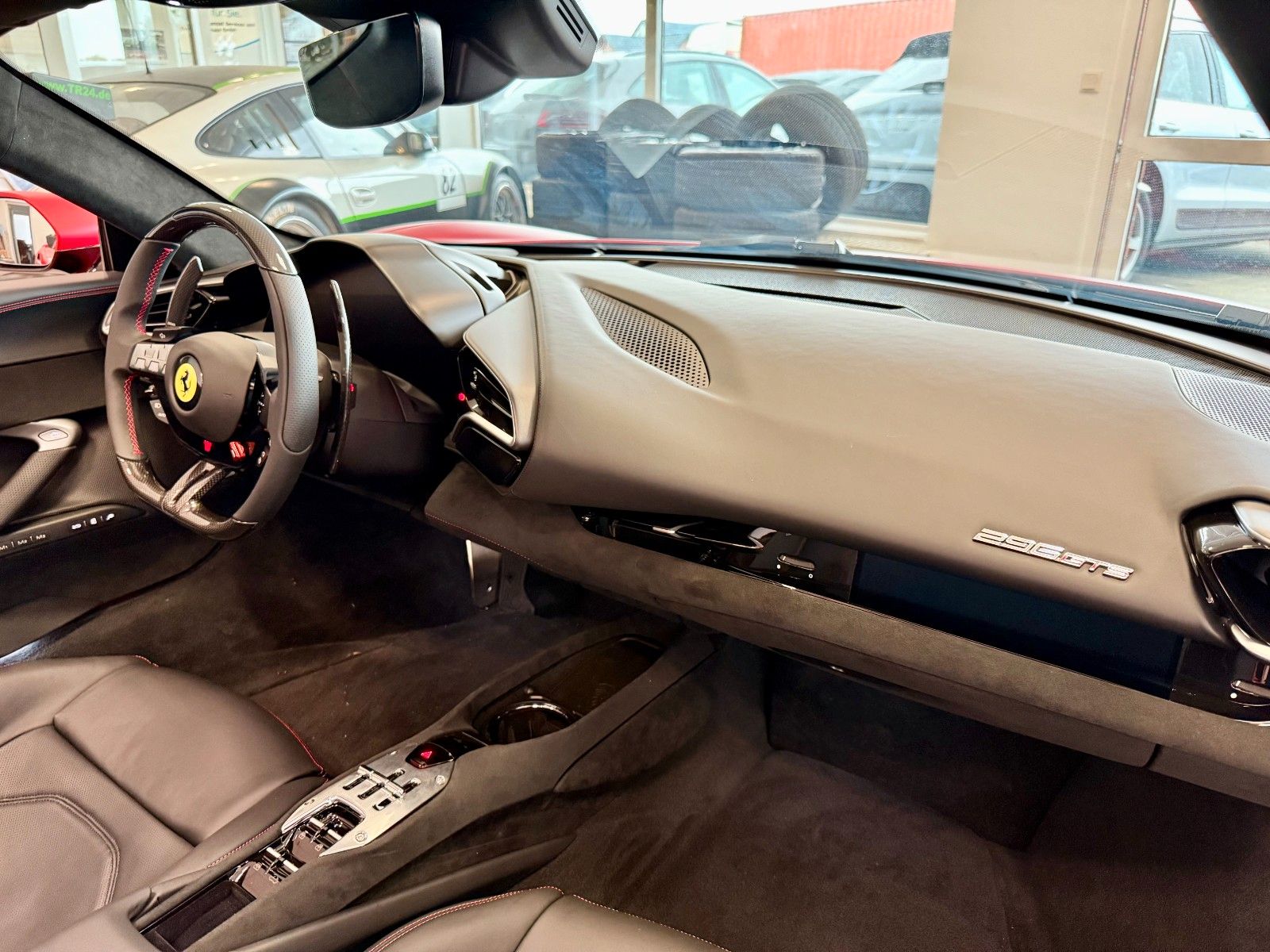 Fahrzeugabbildung Ferrari 296 GTS "Special Color" / LIFT / SURROUND VIEW