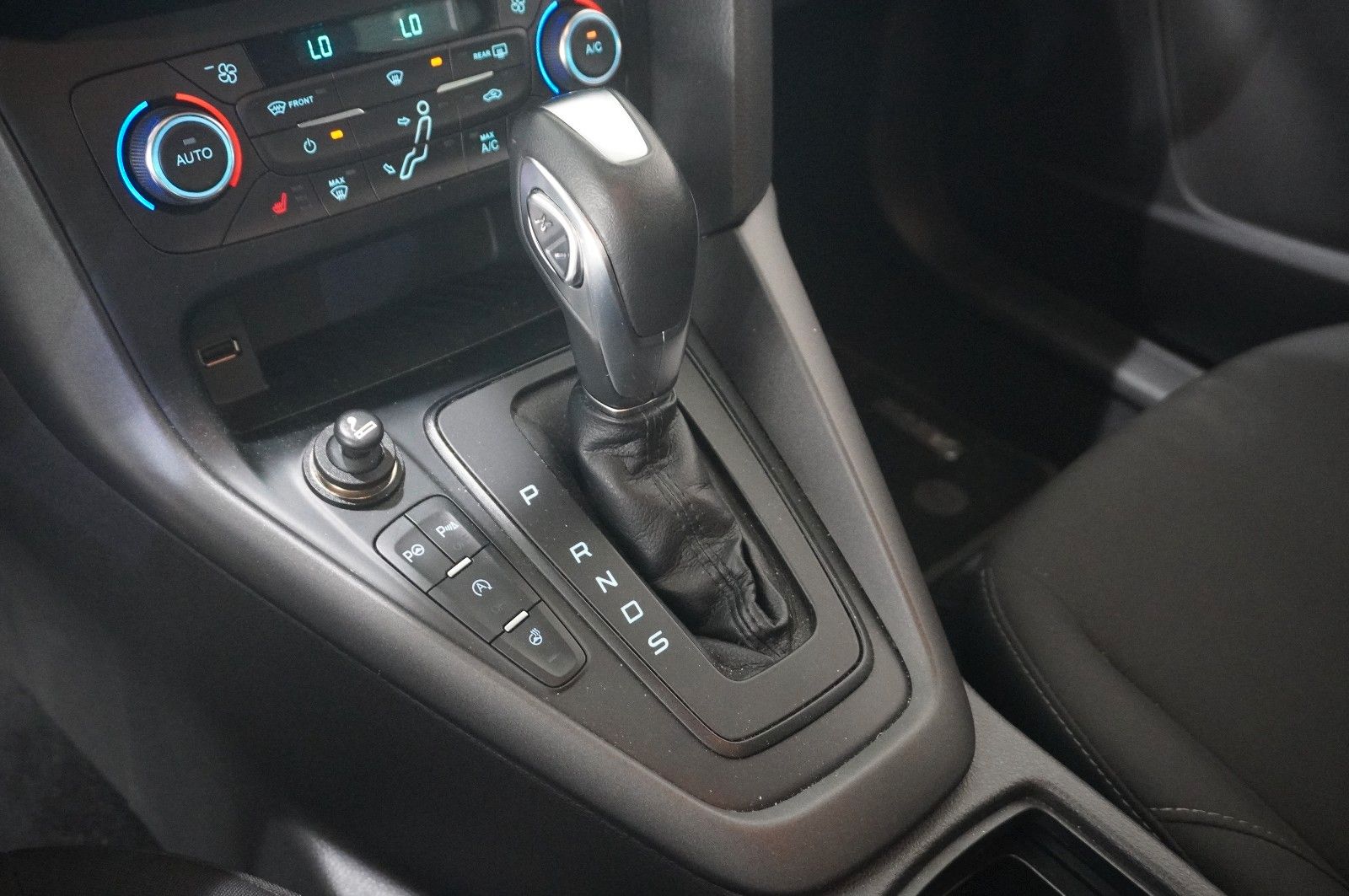 Fahrzeugabbildung Ford Focus Turnier 1.5D BUISNESS NAVI/LED/SH/PDC/TEMP