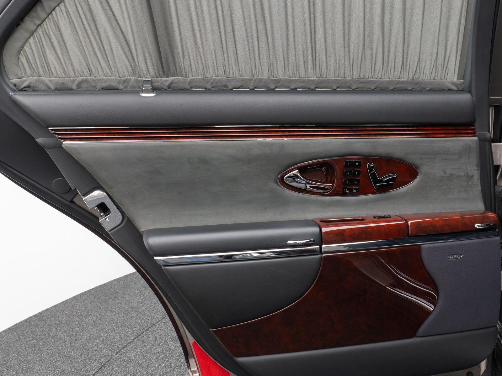 Fahrzeugabbildung Maybach 57 DUOTONE V12 Fondpaket Massage Solar VOLL