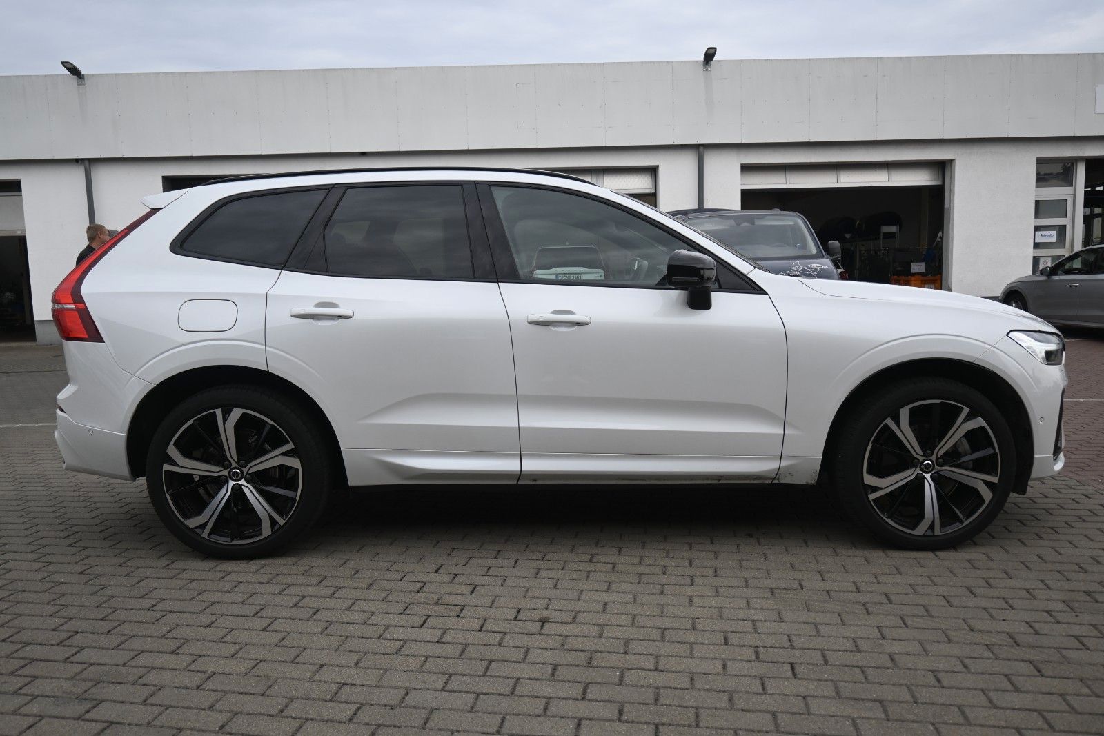 Fahrzeugabbildung Volvo XC60 B4 Benzin FWD Plus Dark*STHZG*360°*ACC*AHK