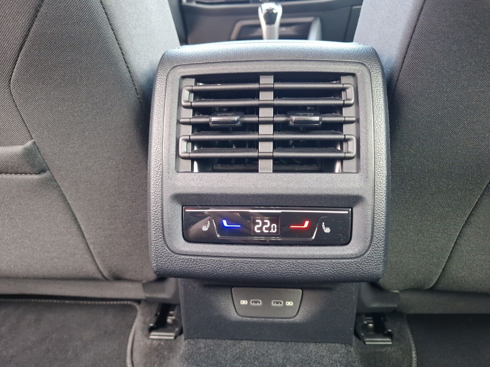 Fahrzeugabbildung Volkswagen Golf VIII Variant TSI Life Standhzg. LED Navi AI
