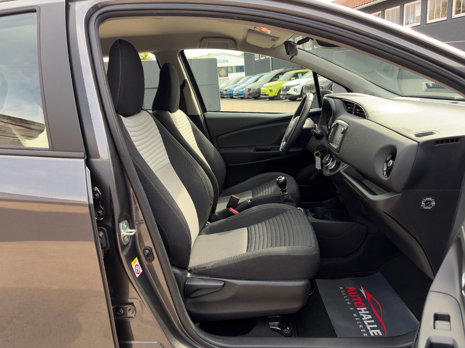 Fahrzeugabbildung Toyota Yaris 1.5 Ltr. Kamera Klima BLT SHZ LKA AM
