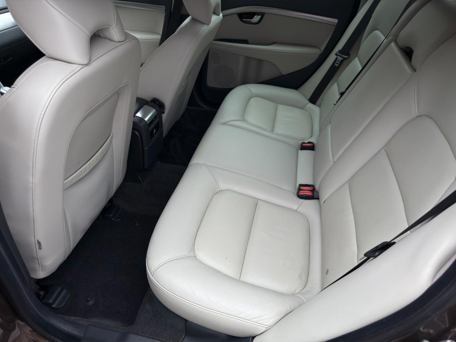Volvo V70 D4 181 ch Summum • Cuir beige • GPS • Bi-Xénon • Webasto • Siège mémoire