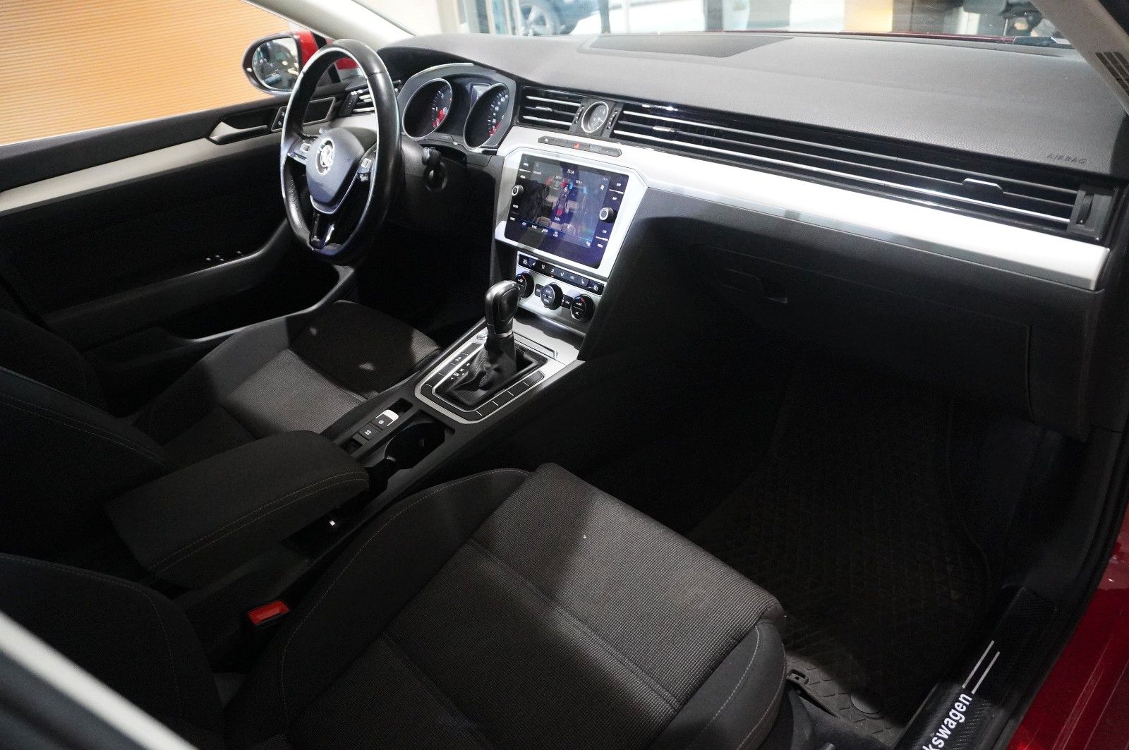 Fahrzeugabbildung Volkswagen Passat Vari. 2.0D COMFORTL. NAVI/LED/SPORT/AHK