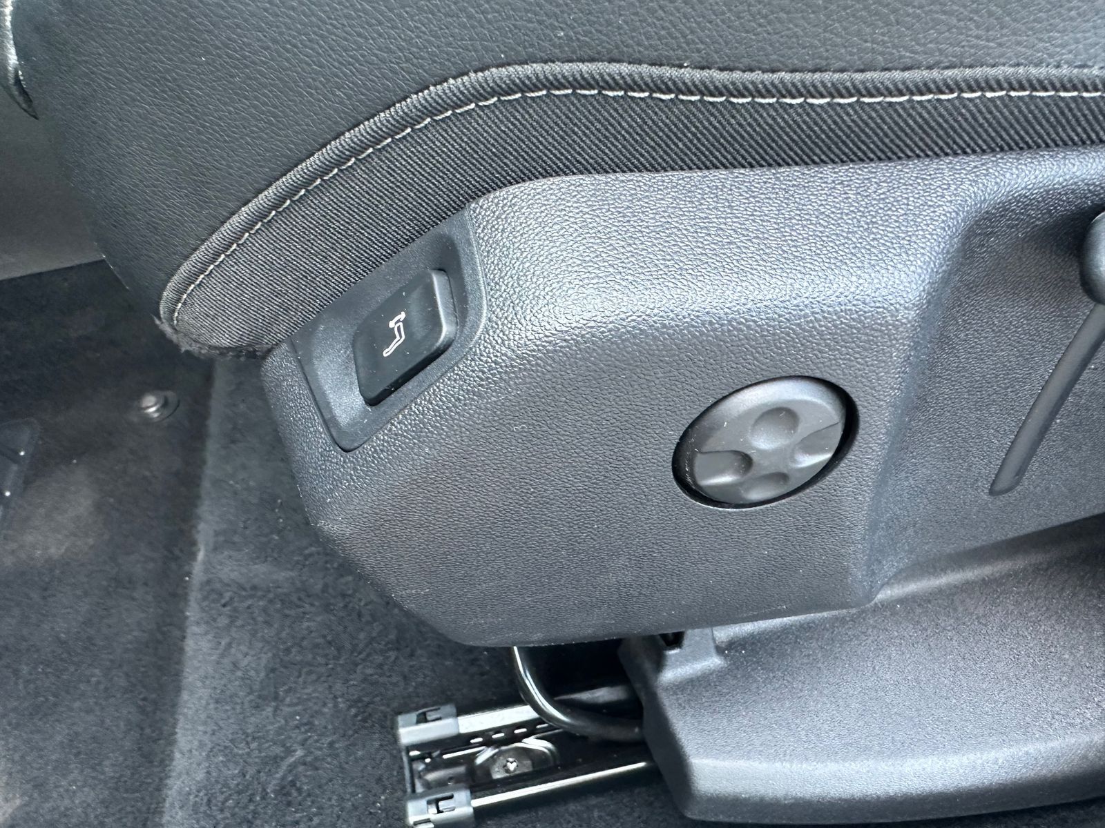 Fahrzeugabbildung Opel Grandland 1.5 D Automatik Elegance NAV+LED+AHK