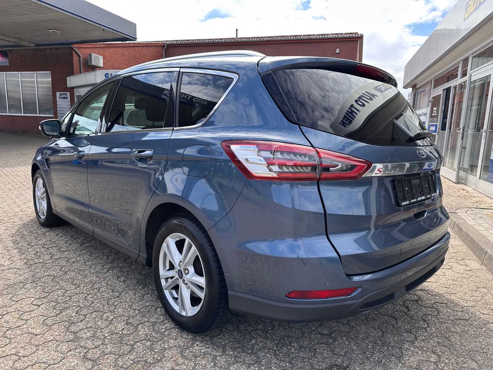 Fahrzeugabbildung Ford S-Max 1.5 EB Titanium 7-Sitz/LED/KeyFree/RFK/PDC