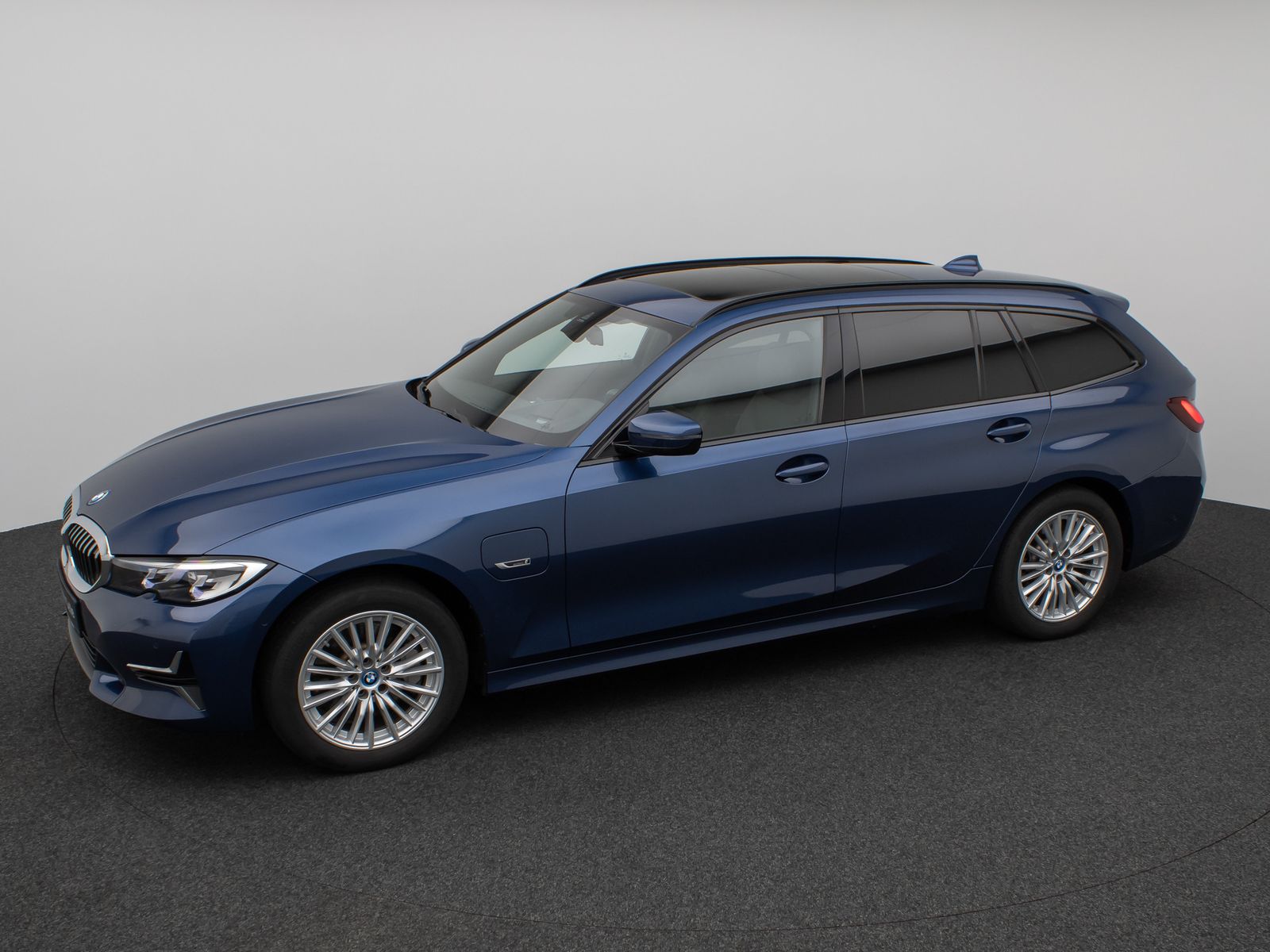 Fahrzeugabbildung BMW 330e xD Luxury Line Panorama Kamera HUD DAB AHK