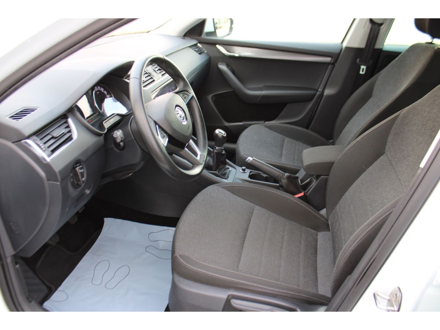 SKODA Octavia Soleil 2.0 TDI Combi LED GRA RFK SHzg AH - Image 6