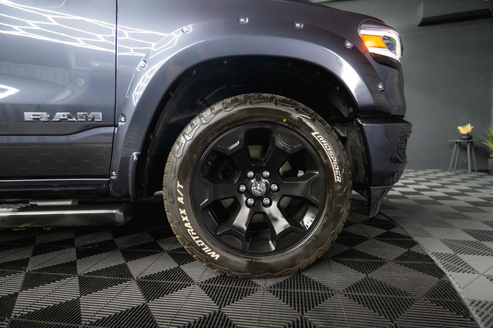 Fahrzeugabbildung Dodge RAM 5.7 V8 HEMI 4x4 OFFROAD Night Limited 19%