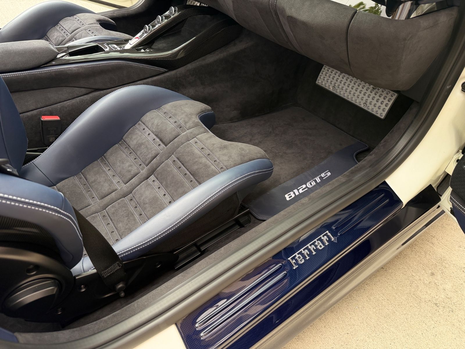 Fahrzeugabbildung Ferrari 812 GTS*Atelier*Blue Carbon*Painted Shields