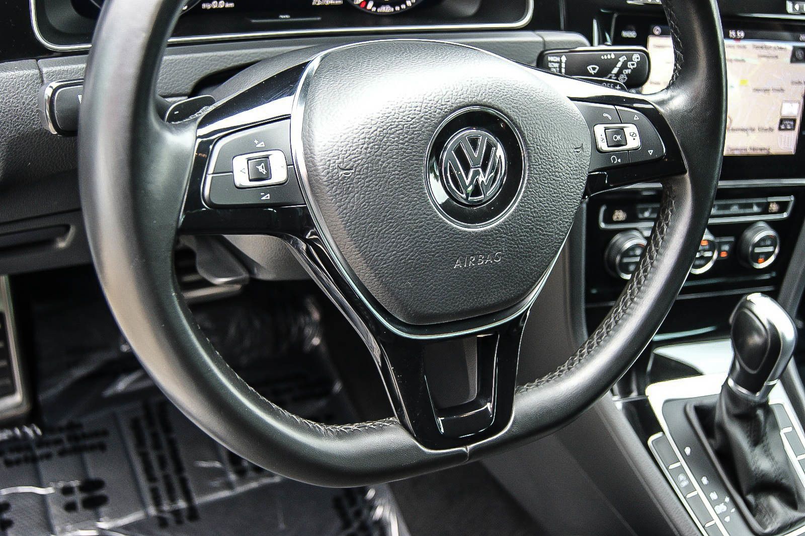 Fahrzeugabbildung Volkswagen Golf VII Variant 14TSI DSG JOIN ANHZV KAMERA PDC