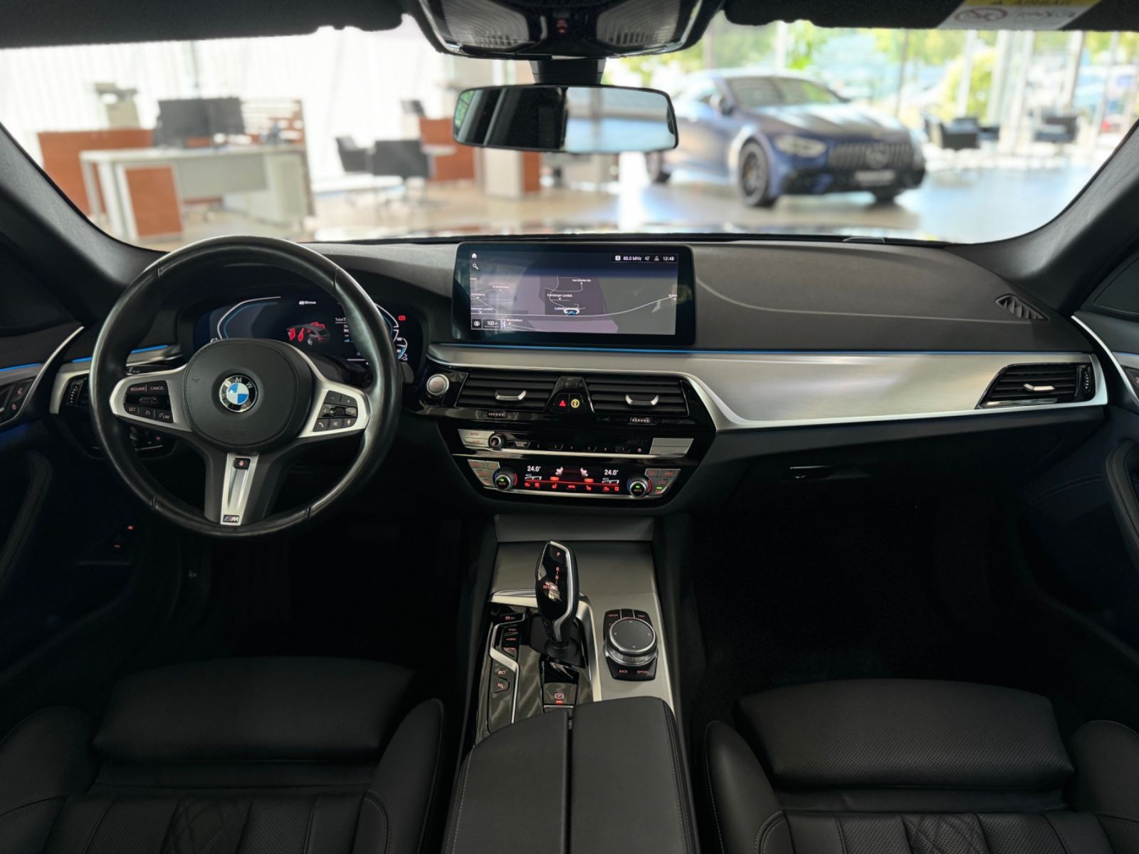 Fahrzeugabbildung BMW 530e Kamera Panorama HiFi DAB Alarm AHK Sport