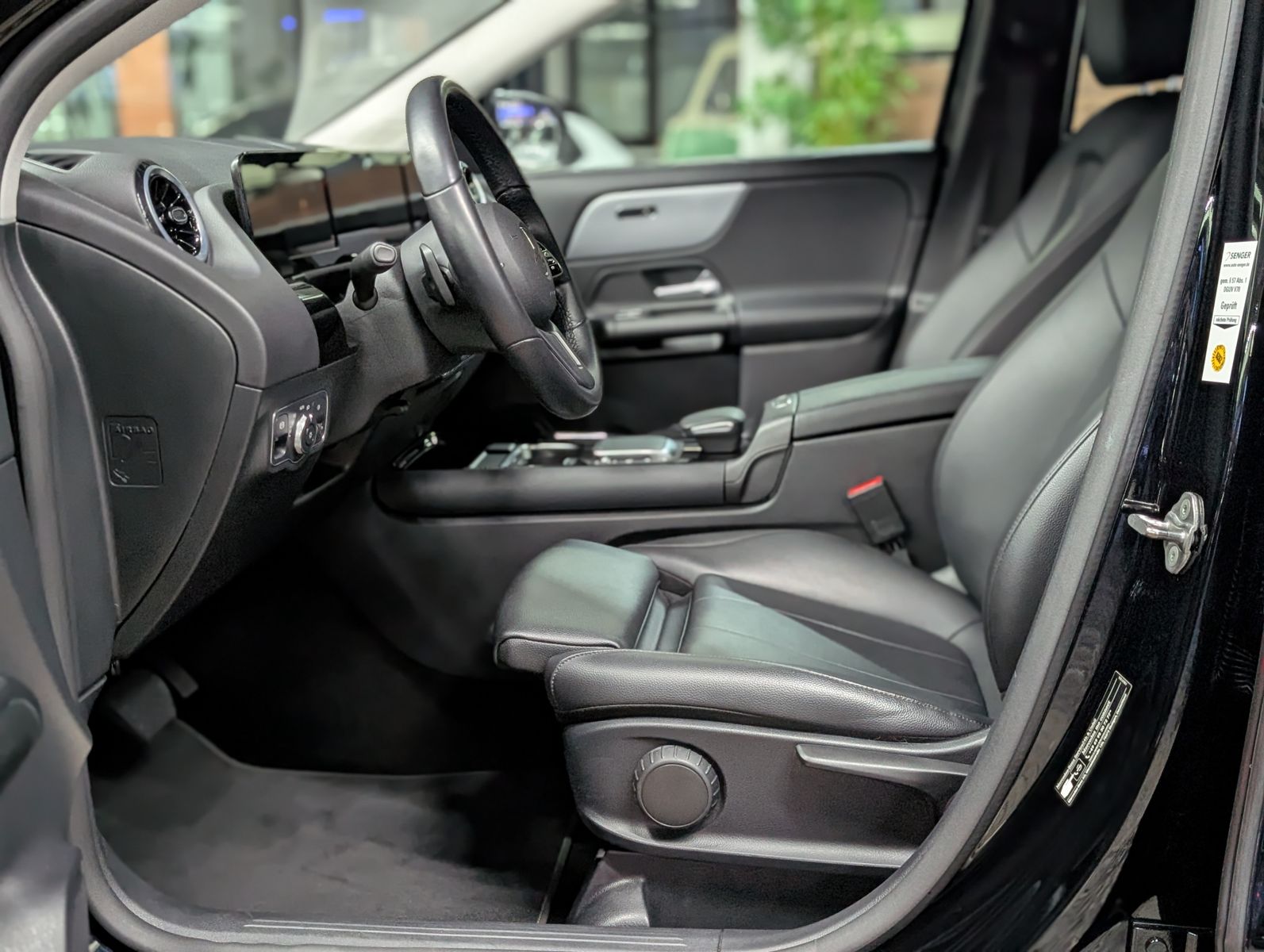 Fahrzeugabbildung Mercedes-Benz GLA 220 d STYLE MBUX TEMP StHz LEDER SHZ KEYLESS