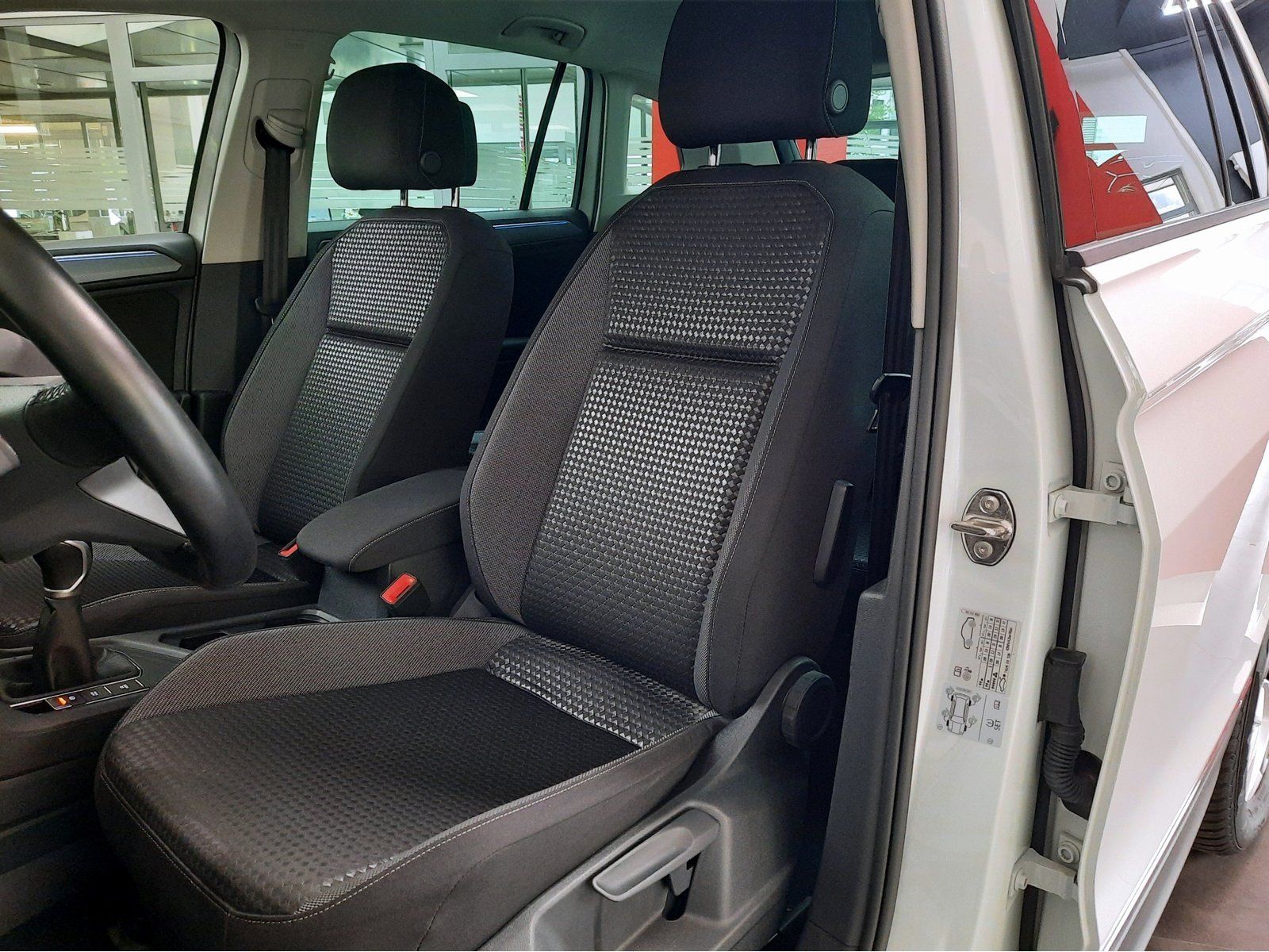 Fahrzeugabbildung Volkswagen Tiguan Active TSI *Navi*Cam*LED*PDC*Sitzhzg*ACC*