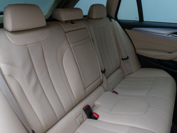 Fahrzeugabbildung BMW 530e xD Kamera Laser HUD DAB HiFi AHK ACC Komfor