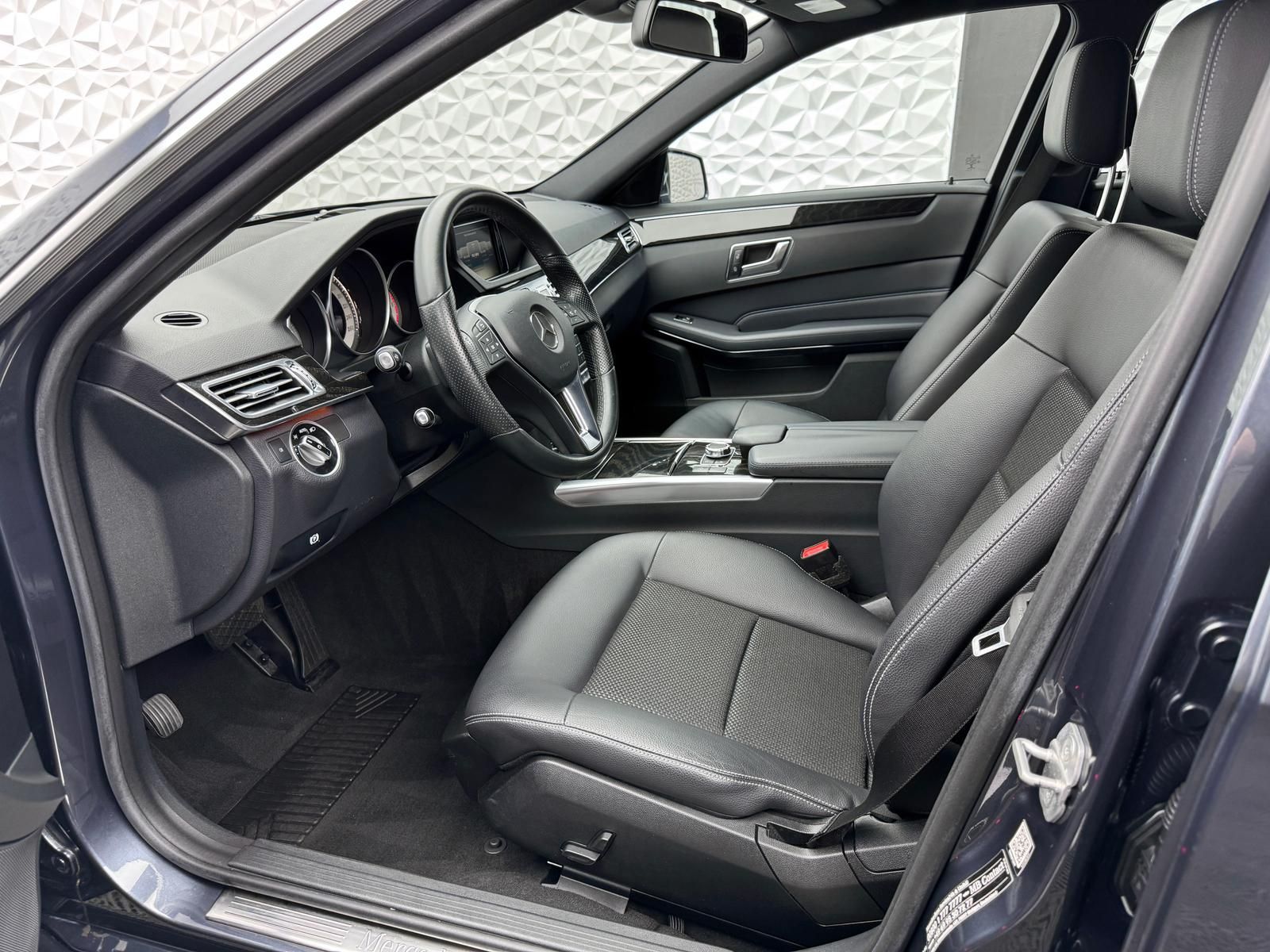 Fahrzeugabbildung Mercedes-Benz E 220d AVANTGARDE/AHK/ILS+/OZ-RACING/PDC/NAV/LED