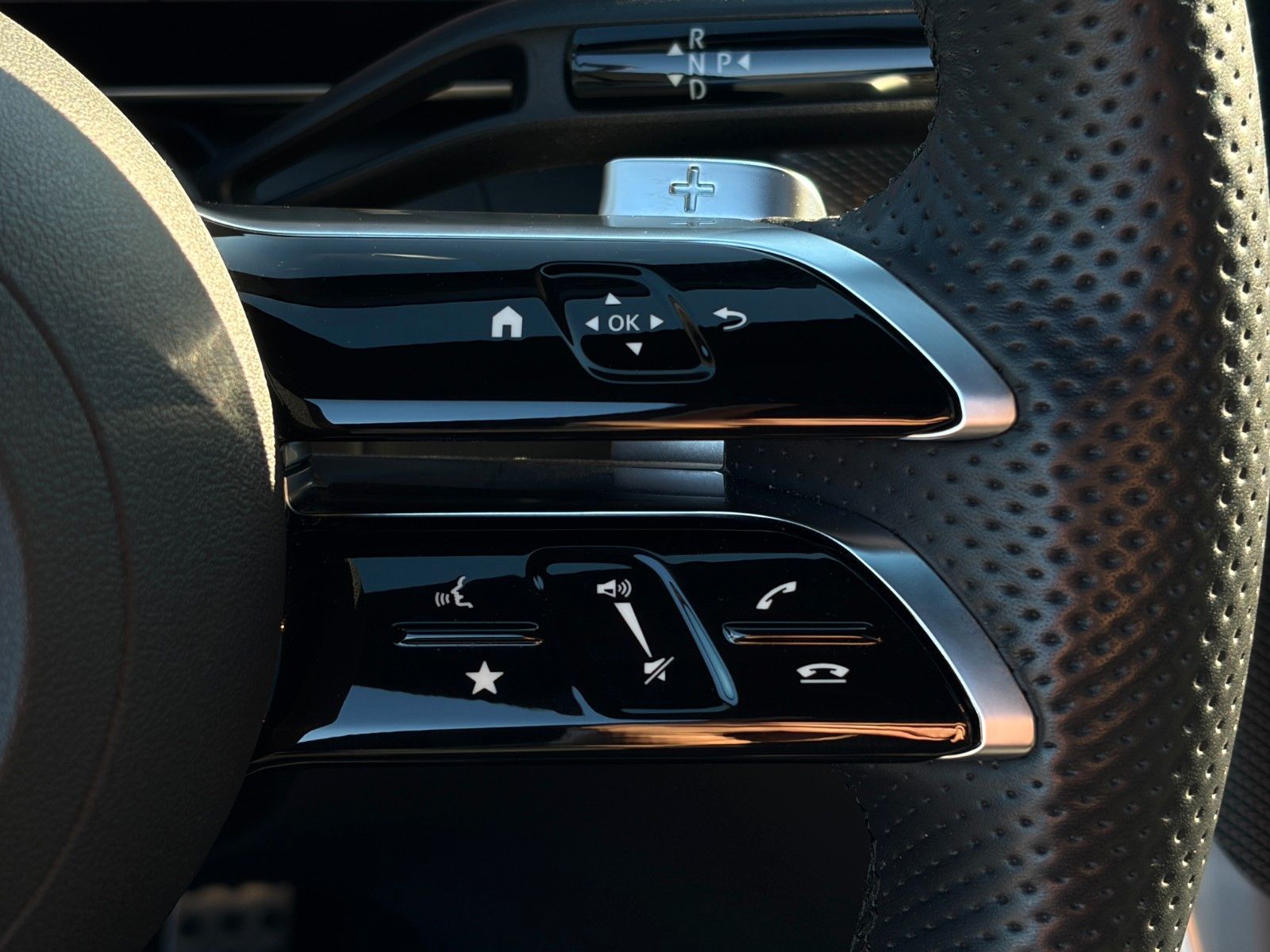 Fahrzeugabbildung Mercedes-Benz GLC 200 4M AMG + Pano Standhzg Burmester ACC AHK