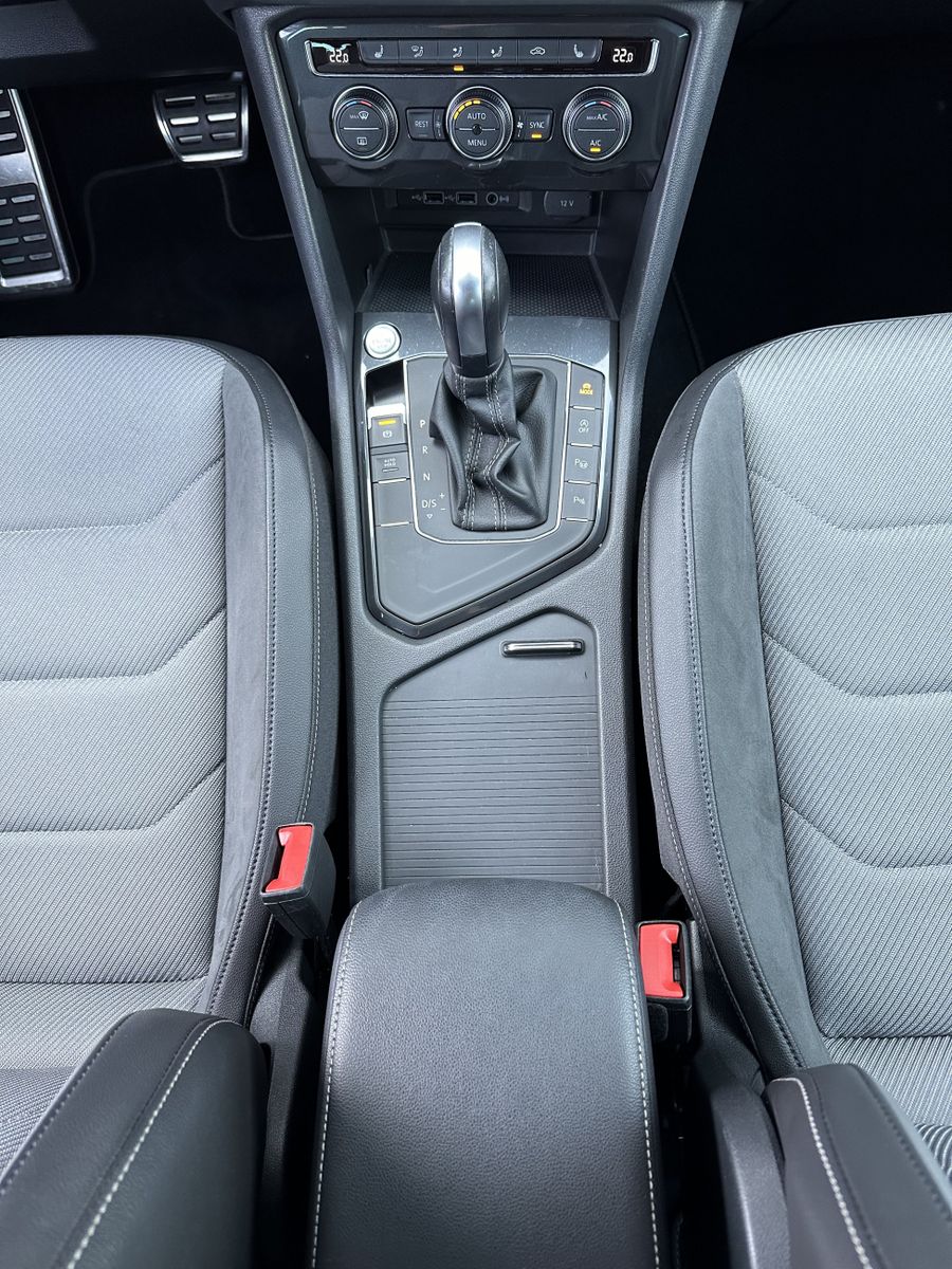 Fahrzeugabbildung Volkswagen Tiguan 1.5 TSI DSG R-Line NAV+LED+HUD+ACC+KAMERA