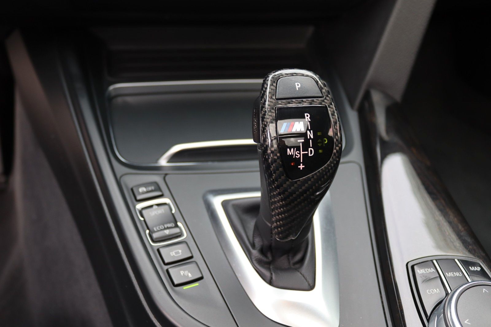 Fahrzeugabbildung BMW 330d  xDrive M SPORTPAKET NAVI LED 360° PANO HUD