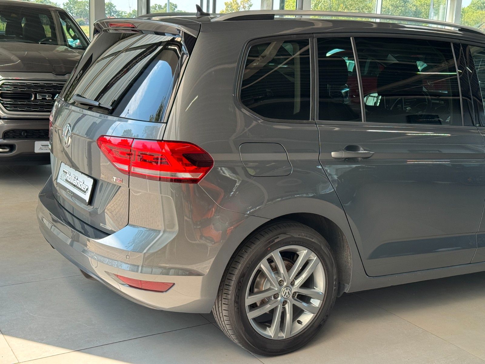 Fahrzeugabbildung Volkswagen Touran 1.4 TSI Automatik Sound "LED Spiegel-P."